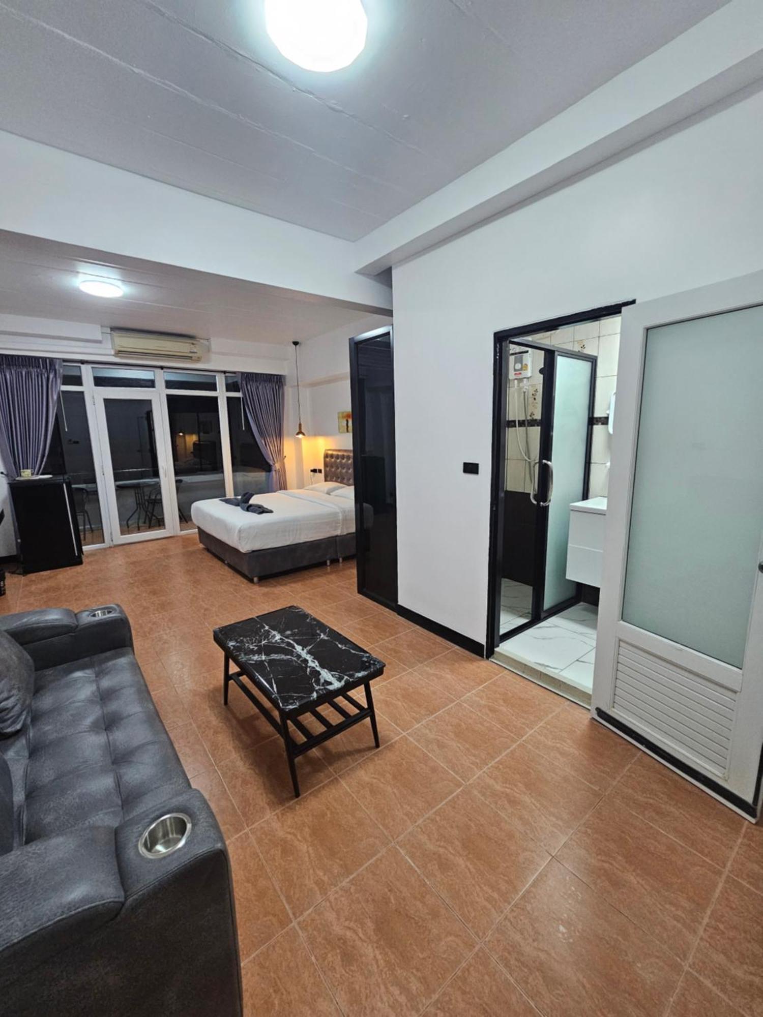 Happy Beach Jomtien Guesthouse Екстериор снимка