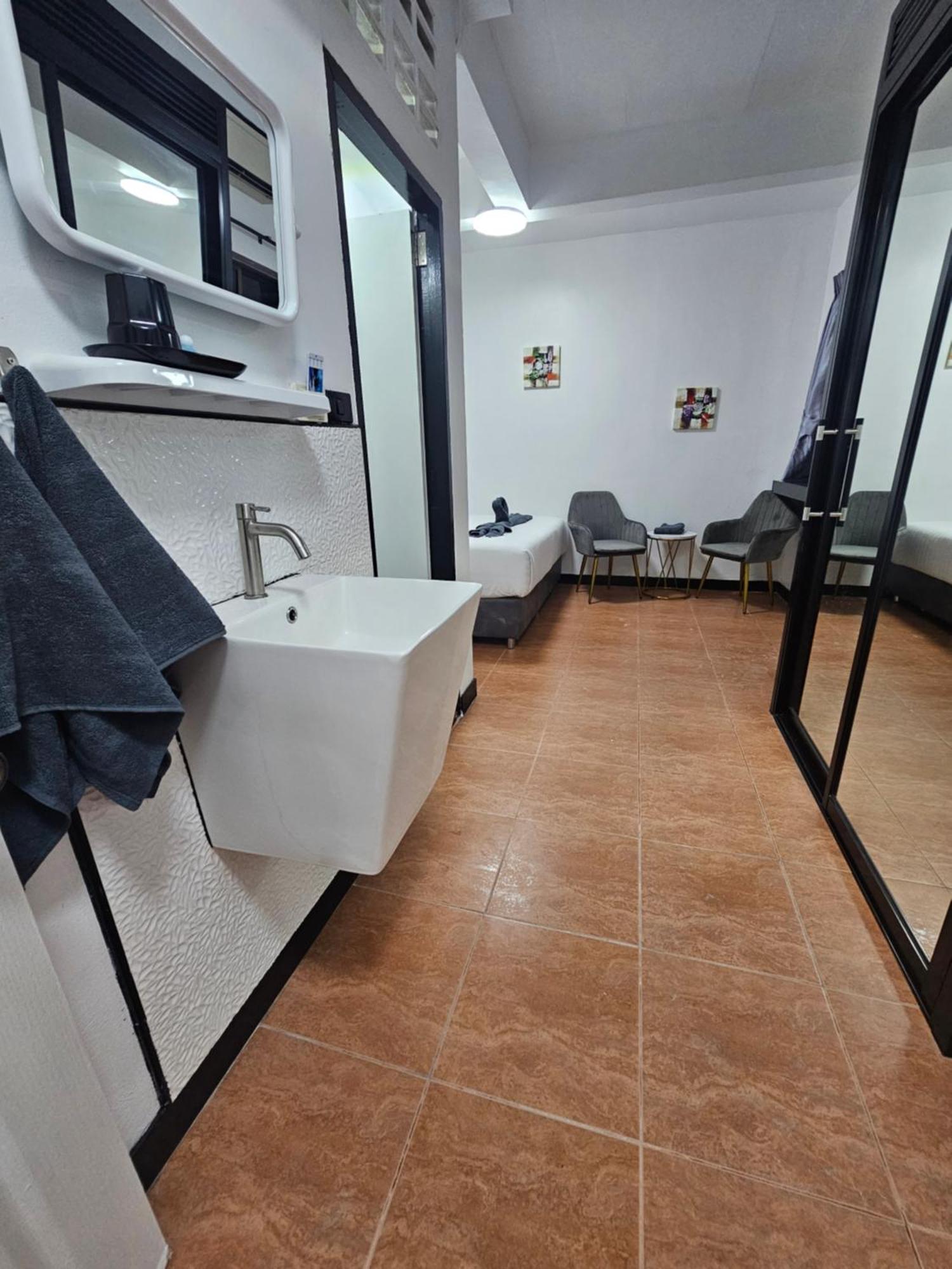 Happy Beach Jomtien Guesthouse Екстериор снимка
