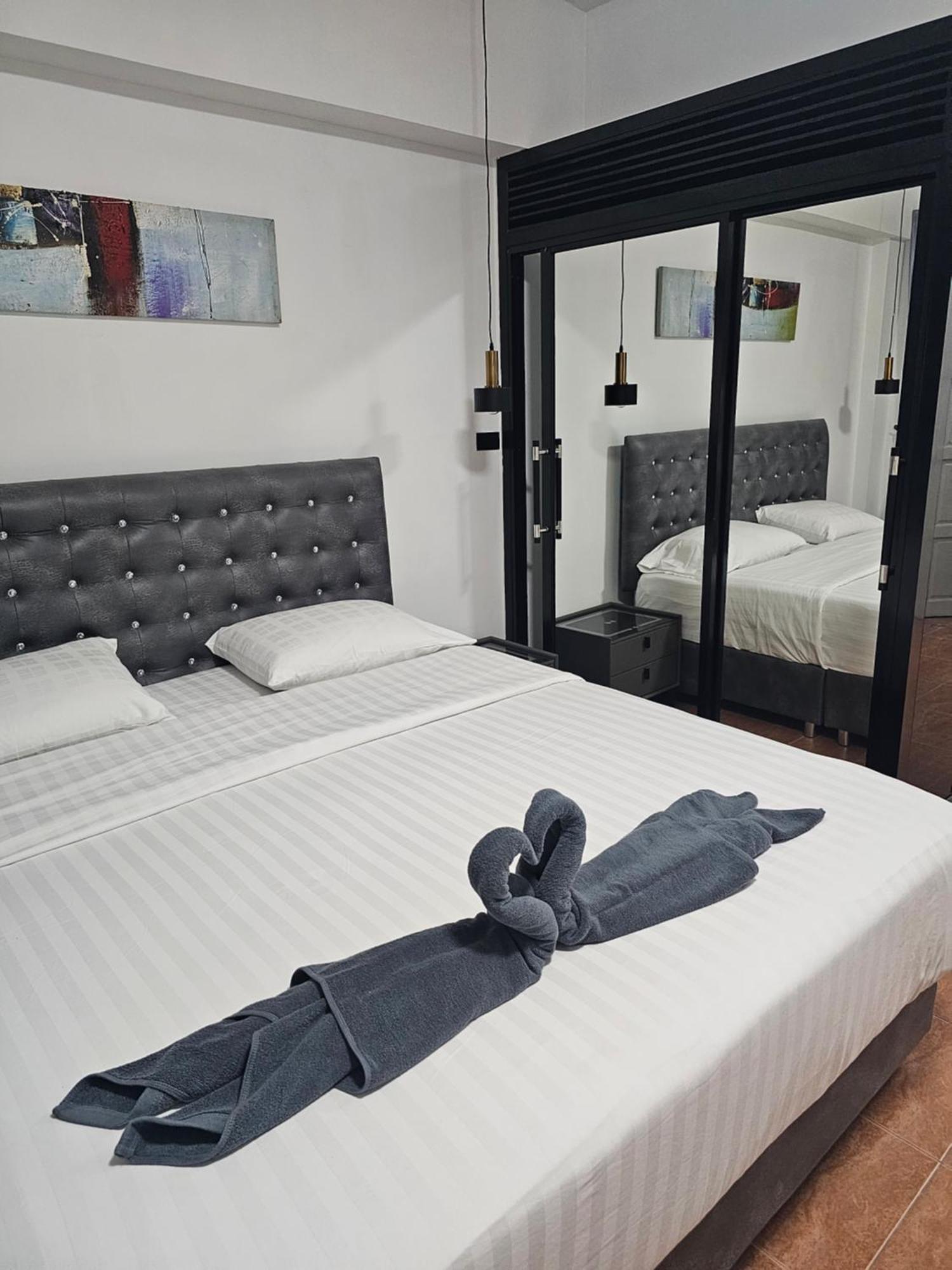 Happy Beach Jomtien Guesthouse Екстериор снимка